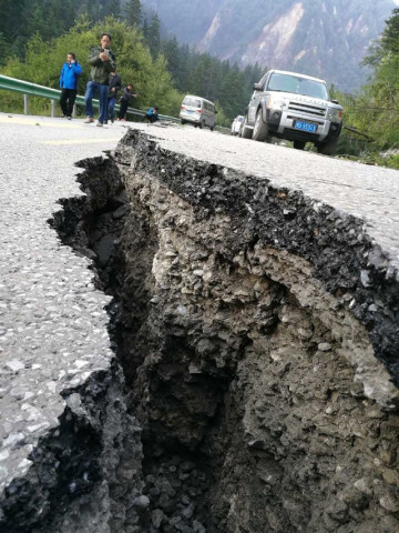 a crack caused by an earthquake is seen on a road in jiuzhaigou in china 039 s southwestern sichuan province on august 9 2017 photo afp a crack caused by an earthquake is seen on a road in jiuzhaigou in china 039 s southwestern sichuan province on august 9 2017 photo afp