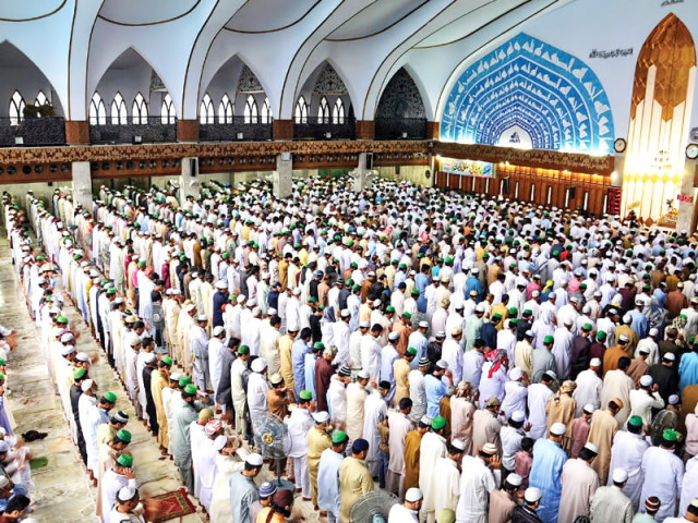 people offer eid prayers at data darbar photo tariq hasan abid nawaz and shahbaz malik express people offer eid prayers at data darbar photo tariq hasan abid nawaz and shahbaz malik express
