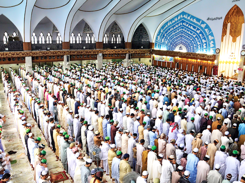 people offer eid prayers at data darbar photo tariq hasan abid nawaz and shahbaz malik express