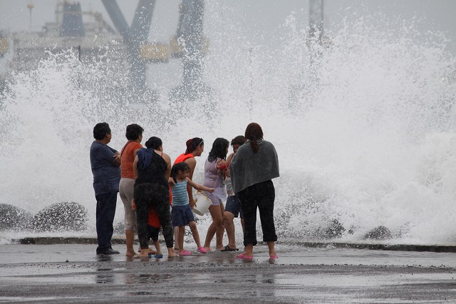 a family react to waves breaking over the sea wall ahead of hurricane franklin in veracruz mexico august 9 2017 photo reuters
