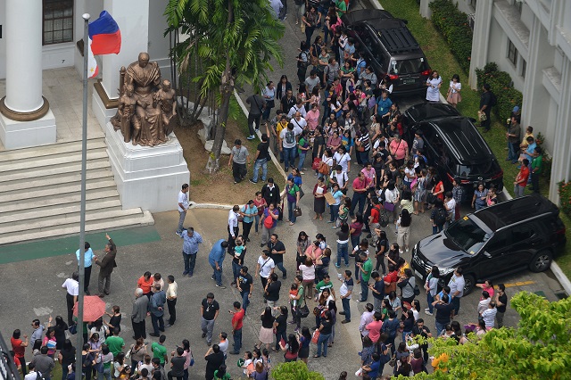 court employees gather in front of their building after an earthquake hit manila on august 11 2017 a strong 6 2 magnitude earthquake rocked the region south of the philippine capital on august 11 causing buildings in manila to sway seismologists said photo afp