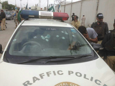 traffic dsp guard shot dead while on routine patrol in karachi s azizabad
