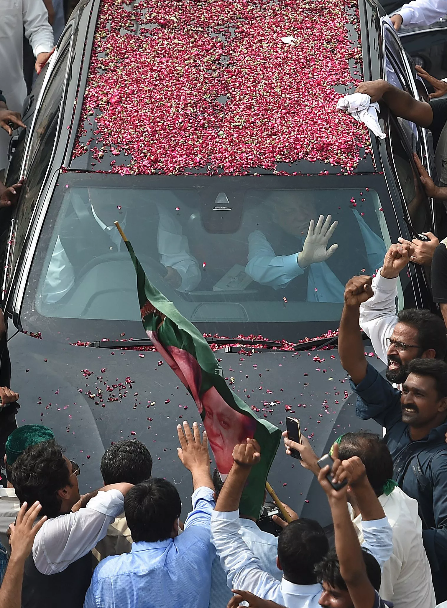 sharif s road show change in plan embarrasses pml n leaders sharif s road show change in plan embarrasses pml n leaders