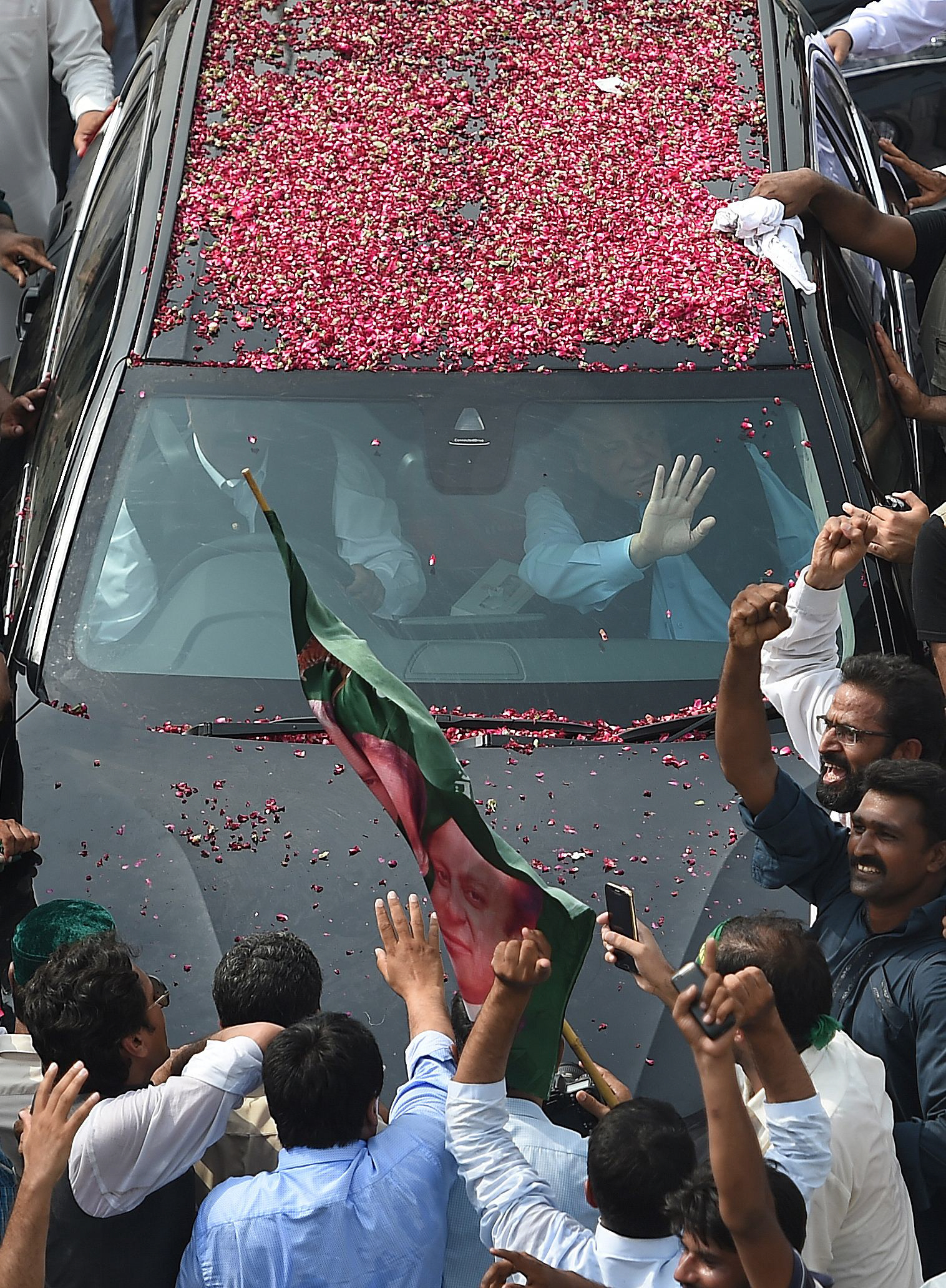 lahore readies itself for nawaz s homecoming rally