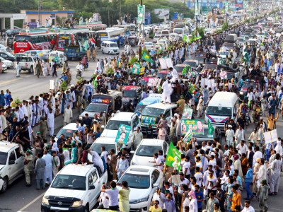 and he s back pml n gives nawaz a roaring welcome
