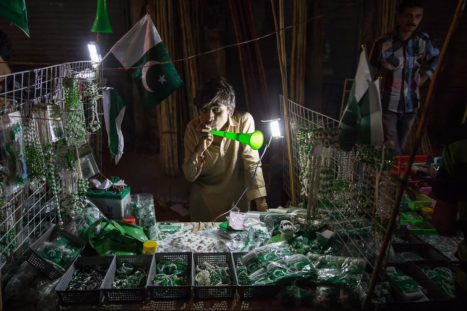 youth selling pakistan flags ahead of independence day in karachi pakistan photo zoral naik express youth selling pakistan flags ahead of independence day in karachi pakistan photo zoral naik express