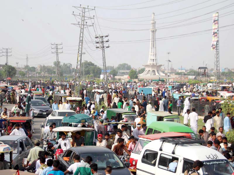 people of lahore celebrating independence day in front of minaar e pakistan photo abid nawaz express