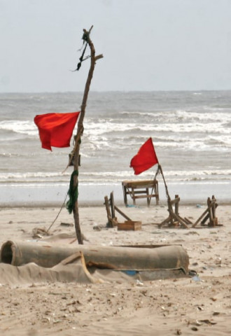 the provincial government had imposed a ban in swimming into the sea but to no avail photo athar khan the provincial government had imposed a ban in swimming into the sea but to no avail photo athar khan