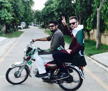 american comedian jeremy mclellan is a true pakistani at heart american comedian jeremy mclellan is a true pakistani at heart