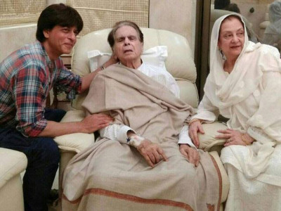 shah rukh khan shows his love for dilip kumar by visiting him at his home shah rukh khan shows his love for dilip kumar by visiting him at his home