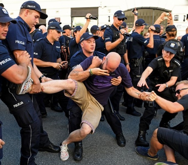 polish police use force to disperse demo against far right
