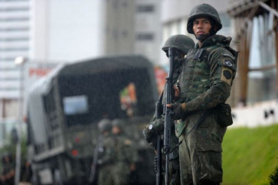 brazilian army police swoop on rio suburb