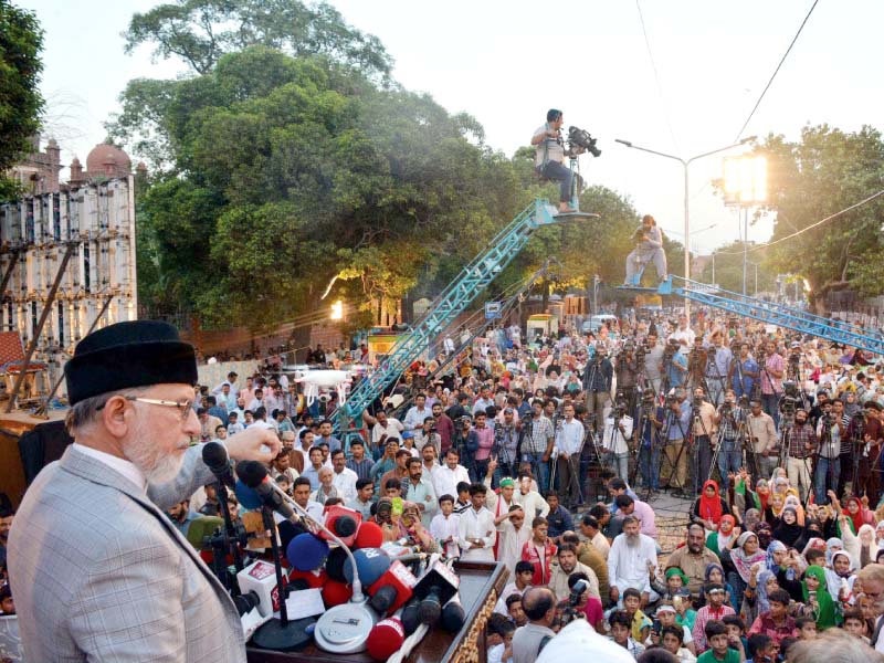 pat chief dr tahirul qadri addresses the gathering at the sit in photo ppi