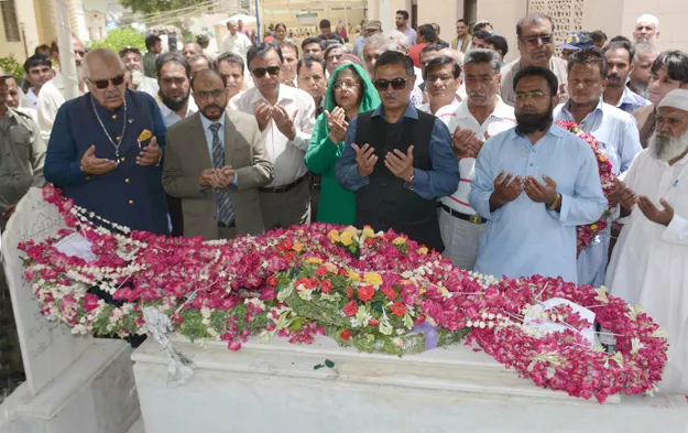 karachi deputy mayor arshad vohra dr fatima hassan zulqarnain jameel and others offer fateha for maulvi abdul haq photo rashid ajmeri karachi deputy mayor arshad vohra dr fatima hassan zulqarnain jameel and others offer fateha for maulvi abdul haq photo rashid ajmeri
