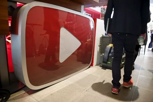 a man walks past a youtube logo at the youtube space la in playa del rey los angeles california united states october 21 2015 photo reuters a man walks past a youtube logo at the youtube space la in playa del rey los angeles california united states october 21 2015 photo reuters