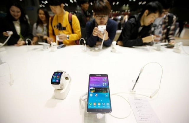 visitors try out a samsung electronics 039 galaxy note 4 during the 2014 korea electronics show in goyang october 17 2014 photo reuters