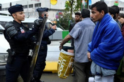 paris police evacuate 2 000 migrants paris police evacuate 2 000 migrants