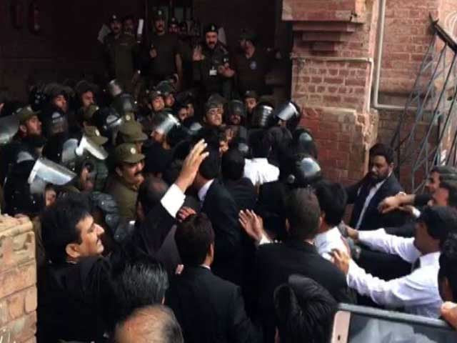 lawyers protest court s order to arrest president of lhcba multan bench in contempt case photo express lawyers protest court s order to arrest president of lhcba multan bench in contempt case photo express