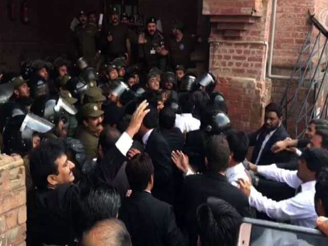 lawyers protest court s order to arrest president of lhcba multan bench in contempt case photo express
