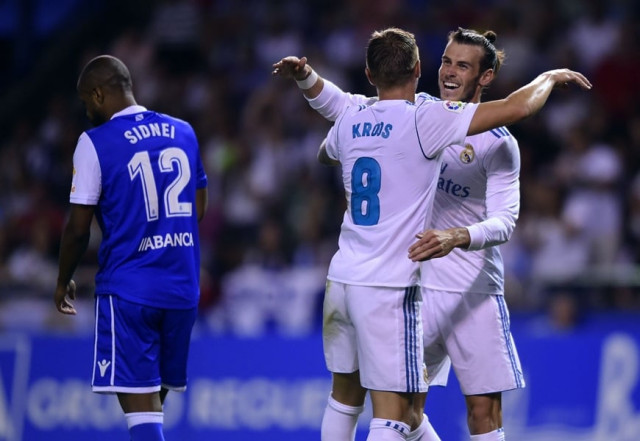 real madrid 039 s german midfielder toni kroos c celebrates with teammate welsh forward gareth bale next to deportivo la coruna 039 s brazilian defender sidnei after scoring during the spanish league footbal match rc deportivo de la coruna vs real madrid cf at the municipal de riazor stadium in la coruna on august 20 2017 photo afp real madrid 039 s german midfielder toni kroos c celebrates with teammate welsh forward gareth bale next to deportivo la coruna 039 s brazilian defender sidnei after scoring during the spanish league footbal match rc deportivo de la coruna vs real madrid cf at the municipal de riazor stadium in la coruna on august 20 2017 photo afp