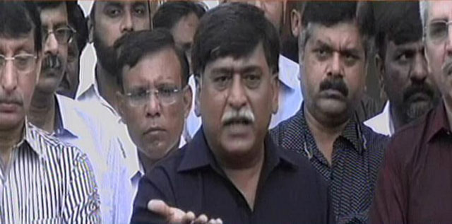mqm h leader afaq ahmed speaks to media after meeting with mqm p delegation in karachi on monday august 21 2017 screengrab