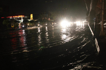 10 dead as heavy rain piles misery on karachiites 10 dead as heavy rain piles misery on karachiites