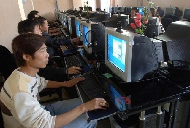 chinese people look at computer screens at an internet cafe in nanjing capital of east china 039 s jiangsu province photo reuters chinese people look at computer screens at an internet cafe in nanjing capital of east china 039 s jiangsu province photo reuters