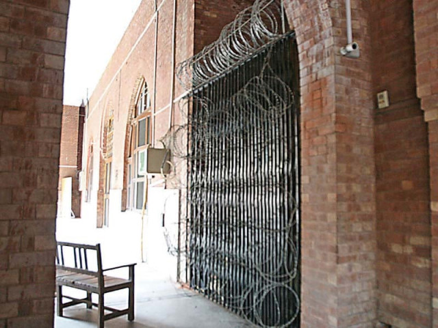 barbed wire and barricades have been placed on routes leading to the cj s courtroom photo abid nawaz express barbed wire and barricades have been placed on routes leading to the cj s courtroom photo abid nawaz express