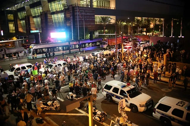 pro trump supporters face off with anti trump protesters outside a donald trump campaign rally in phoenix arizona us august 22 2017 photo reuters pro trump supporters face off with anti trump protesters outside a donald trump campaign rally in phoenix arizona us august 22 2017 photo reuters