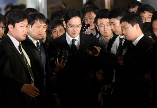 samsung group chief jay y lee leaves the seoul central district court in seoul south korea february 16 2017 picture taken on february 16 2017 photo reuters samsung group chief jay y lee leaves the seoul central district court in seoul south korea february 16 2017 picture taken on february 16 2017 photo reuters