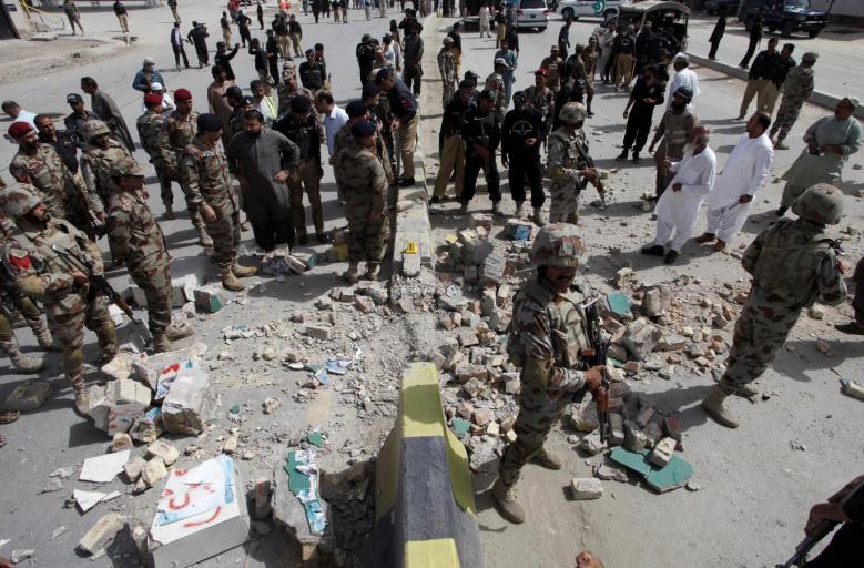 security officials gather at the site of a bomb explosion in quetta pakistan august 11 2016 photo reuters