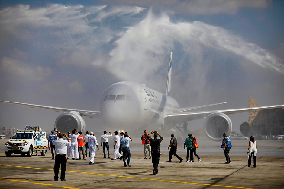 the first of israel 039 s el al airlines order of 16 boeing 787 dreamliner jets receives a water cannon statue upon its landing at ben gurion international airport near tel aviv israel photo reuters