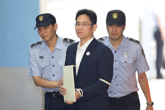 lee jae yong samsung group heir arrives at seoul central district court to hear the bribery scandal verdict on august 25 2017 in seoul south korea photo reuters