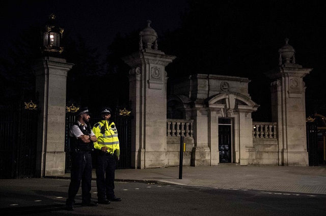 police officers stand guard at a police cordon next to buckingham palace following an incident where a man armed with a knife was arrested outside the palace following a disturbance in london on august 26 2017 scotland yard has said two male police officers suffered minor injuries when they detained the man and were both treated by paramedics at the scene photo afp