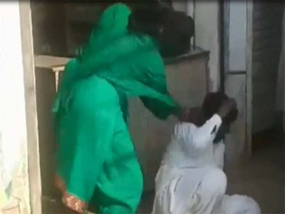 video shows fake pir being thrashed by women in mian channu video shows fake pir being thrashed by women in mian channu