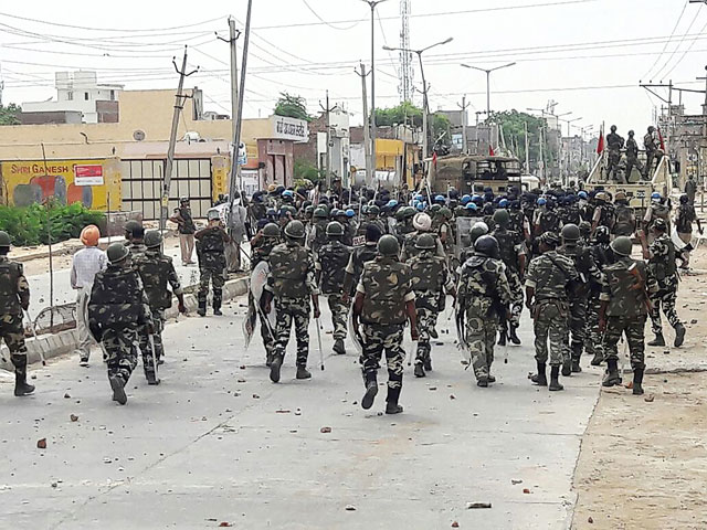 indian paramilitary personnel walk towards the 039 dera sacha sauda 039 ashram in sirsa on august 26 2017 after followers of controversial guru ram rahim singh on august 25 went on a rampage after their spiritual leader was convicted of rape photo afp