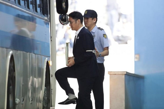 lee jae yong samsung group heir leaves after his verdict trial at the seoul central district court in seoul south korea august 25 2017 lee was handed down 5 years jail sentence while prosecutors sought a 12 year in prison photo reuters