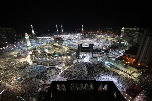 muslim pilgrims perform prayers at the grand mosque in saudi arabia 039 s holy city of makkah photo afp