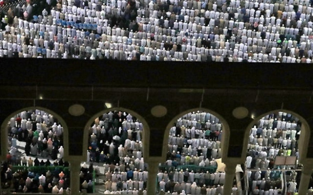 muslim pilgrims perform prayers at the grand mosque in saudi arabia 039 s holy city of makkah photo afp muslim pilgrims perform prayers at the grand mosque in saudi arabia 039 s holy city of makkah photo afp