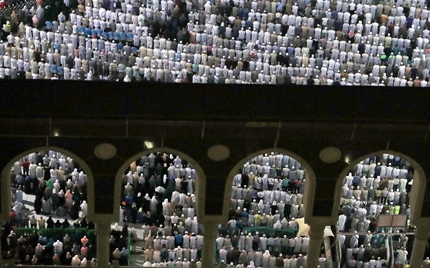 muslim pilgrims perform prayers at the grand mosque in saudi arabia 039 s holy city of makkah photo afp