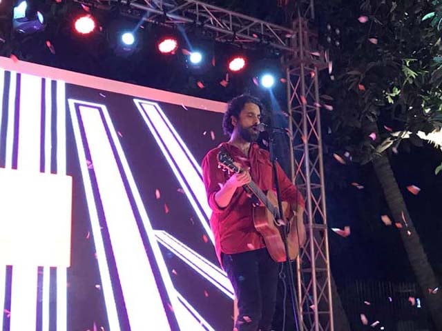 ali noor serenades the crowd at the event photo smart link technologies