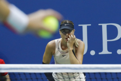 us open sharapova battles on to enter third round