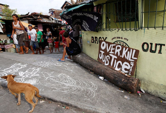 a crowd watches while police investigate the killing of man by unknown gunmen in the philippines capital of manila a cardboard sign left near his body read quot i am a drug pusher don 039 t be like me quot photo reuters a crowd watches while police investigate the killing of man by unknown gunmen in the philippines capital of manila a cardboard sign left near his body read quot i am a drug pusher don 039 t be like me quot photo reuters