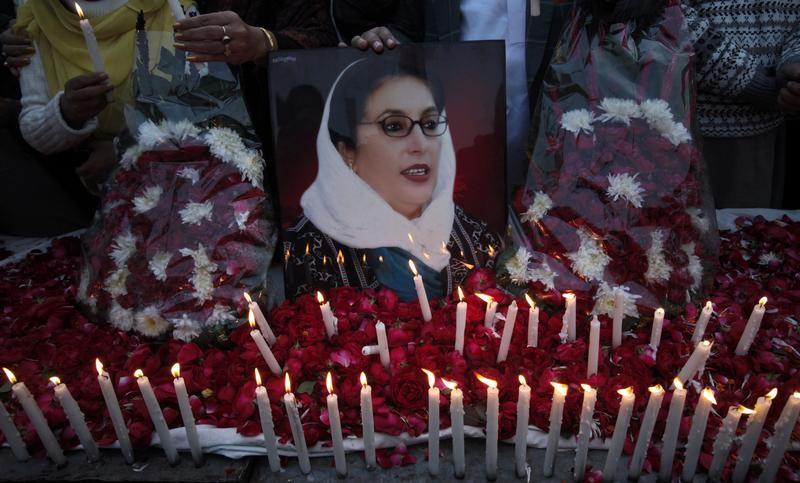 supporters of pakistan people 039 s party hold an image of pakistan 039 s former prime minister benazir bhutto during a candlelight vigil to commemorate her death anniversary photo reuters