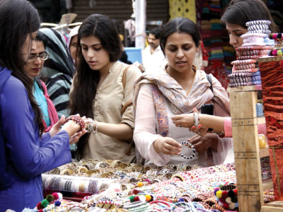 festive buying eid shopping reaches climax in peshawar