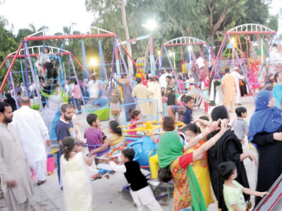 people throng picnic spots to enjoy eid people throng picnic spots to enjoy eid