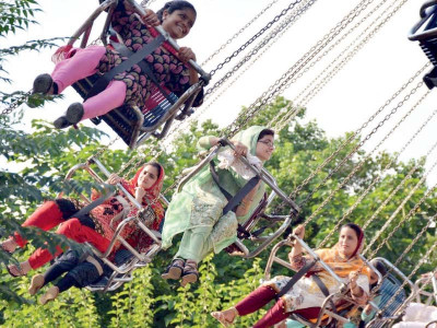 residents throng lake view park residents throng lake view park