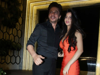 shah rukh s latest pic with suhana will make daughters green with envy shah rukh s latest pic with suhana will make daughters green with envy