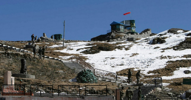 indian army soldiers are seen after a snowfall at the india china trade route at nathu la 55 km 34 miles north of gangtok capital of india 039 s northeastern state of sikkim photo reuters