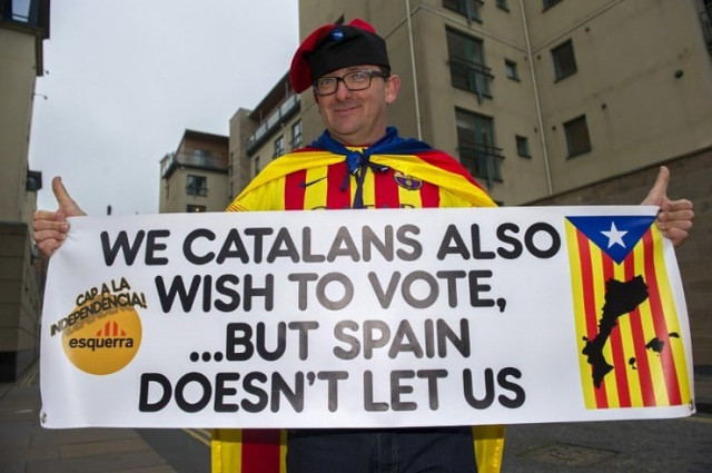 a catalan supporter of the 039 yes 039 campaign holds up a banner outside the scottish parliament in edinburgh on september 18 2014 photo afp a catalan supporter of the 039 yes 039 campaign holds up a banner outside the scottish parliament in edinburgh on september 18 2014 photo afp